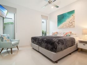 Iluka Beach Villa Port Douglas - Luxury Accommodation - King/Twin Bedroom