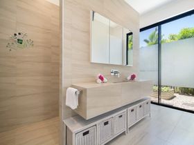 Tranquility by the Lake Luxury Port Douglas Accommodation ensuite