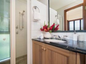 Port Douglas Accommodation Point 8 Villa 2 bedroom bathroom