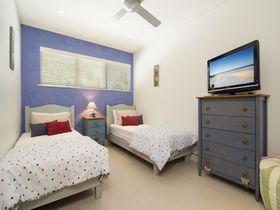 Whispering Palms Luxury Port Douglas Accommodation twin room upstairs