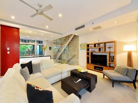 Esplanade Villa Luxury Holiday Accommodation Port Douglas beachfront living