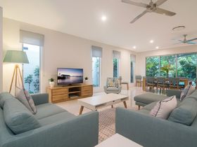 Iluka Beach Villa Port Douglas - Luxury Accommodation - Open Plan Living & Dining