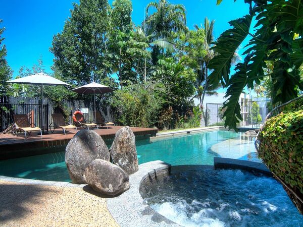 Port Douglas Accommodation Point 8 Villa 2 bedroom pool