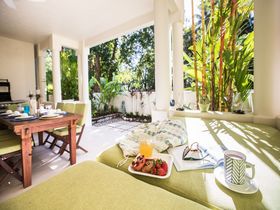 Amaroo beachfront Luxury Holiday Rental Port Douglas courtyard relaxing