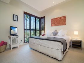 Port Douglas Accommodation Point 8 Villa 2 bedroom master