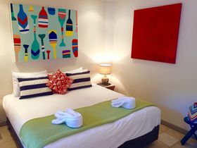 Tali Oak Luxury beachfront accommodation port douglas king bed