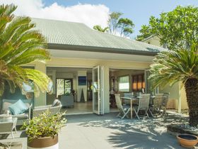 Tali Oak Luxury beachfront accommodation port douglas beach side relaxing