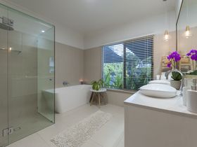 9 Ruby Port Douglas Luxury Accommodation bath room