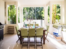 Amaroo beachfront Luxury Holiday Rental Port Douglas courtyard dining