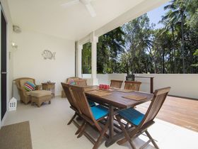 Whispering Palms Luxury Port Douglas Accommodation patio dining