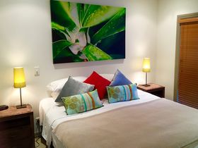 Tali Oak Luxury beachfront accommodation port douglas king room