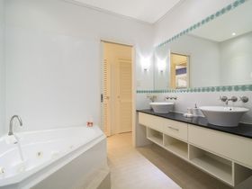 Whispering Palms Luxury Port Douglas Accommodation ensuite with bath